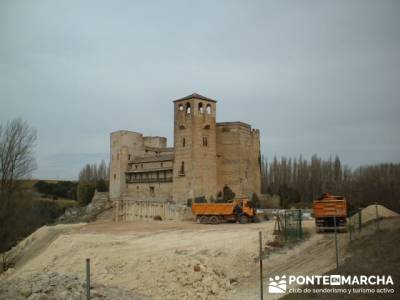 Castillo de Castilnovo junto al Río San Juan; senderismo maravilloso; Caminar; mejor calidad